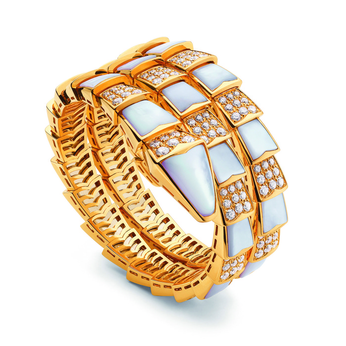 Bvlgari Serpenti 黃K金珍珠母貝鑲鑽手鐲,NTD$1,912,000元。